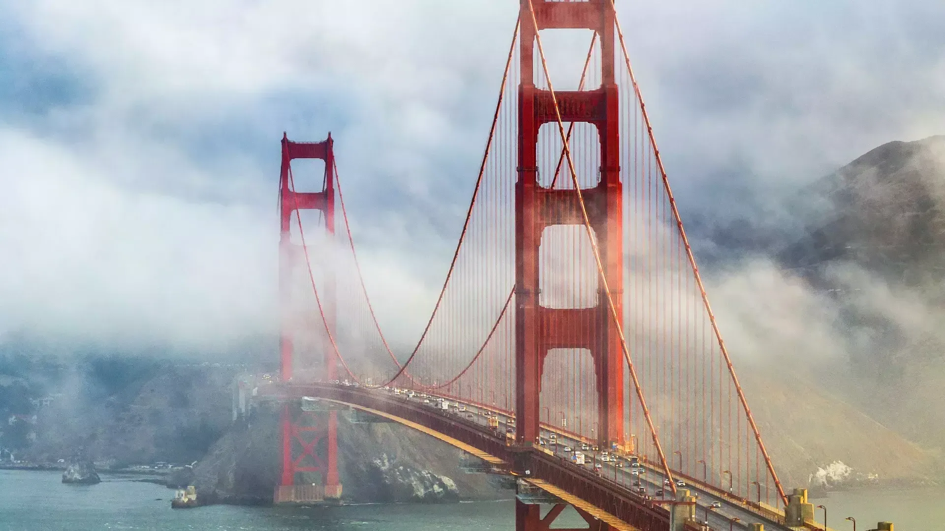 Golden Gate Bridge se asoma detrás de la niebla