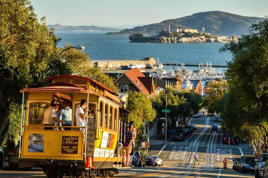 Cable car dans le centre-ville de San Francisco