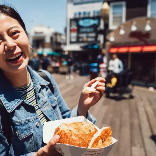 Mulher com sopa no PIER 39