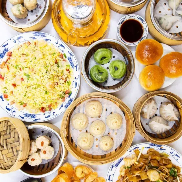 Una variedad de platos dim sum en el restaurante Yank Sing de San Francisco.