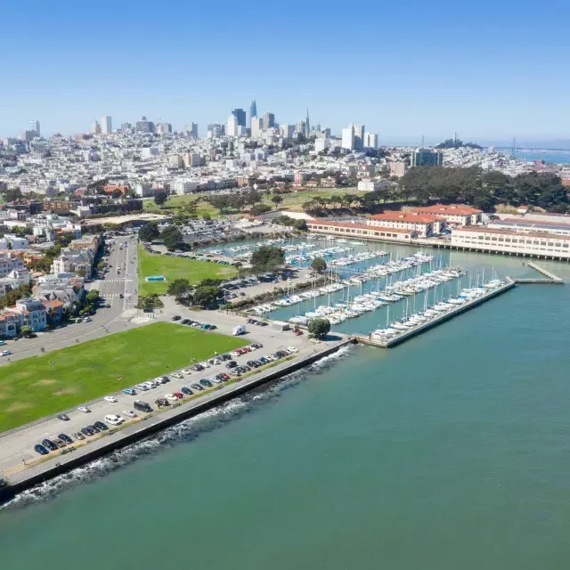 Vista aérea de Fort Mason com o horizonte de São Francisco ao longe.