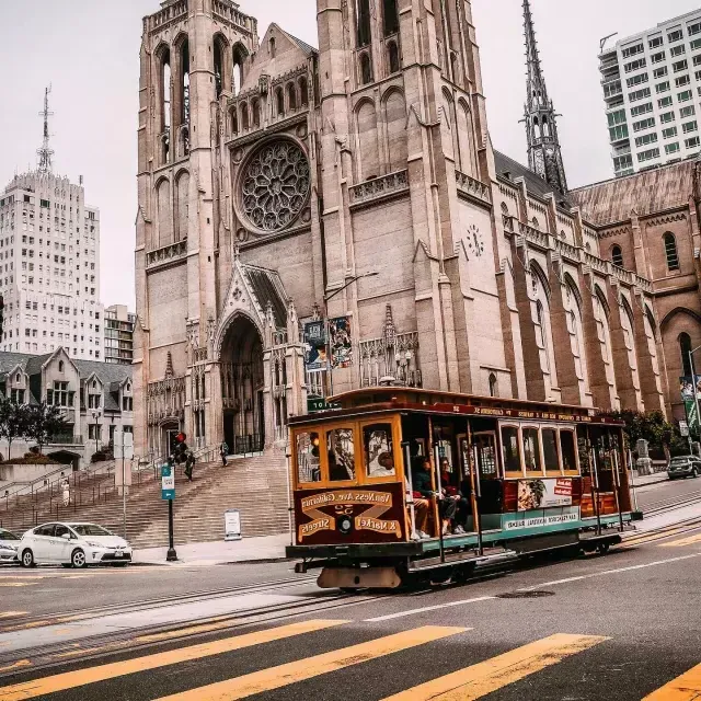 Cable Car passando pela Grace Cathedral